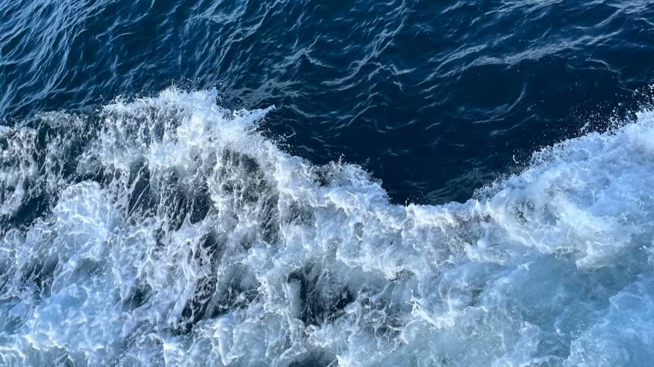 Αφρός κύματος στο βαθύ μπλε της θάλασσας